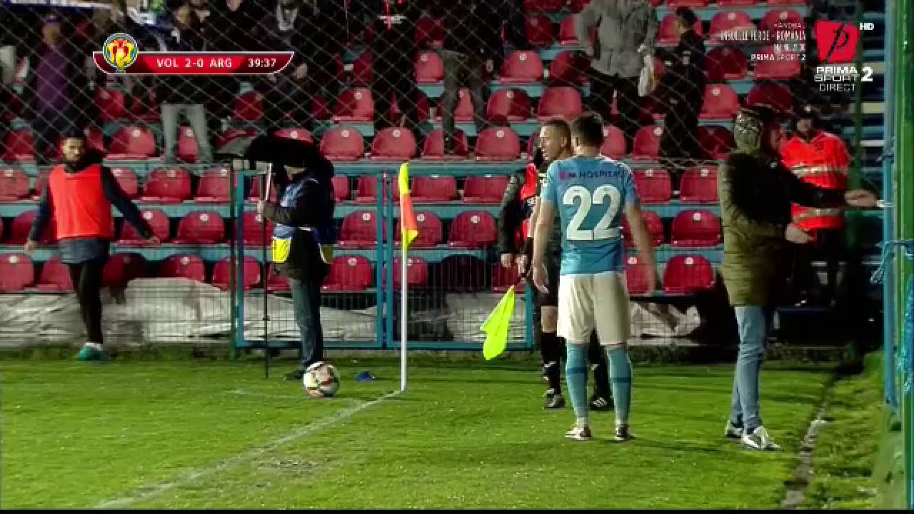 Moment de lumea a treia petrecut în Cupa României! Un fan a vrut să-i bage un băț în ureche unui jucător_7