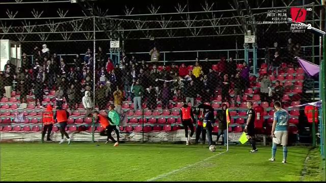 Moment de lumea a treia petrecut în Cupa României! Un fan a vrut să-i bage un băț în ureche unui jucător_9