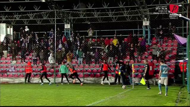 Moment de lumea a treia petrecut în Cupa României! Un fan a vrut să-i bage un băț în ureche unui jucător_10