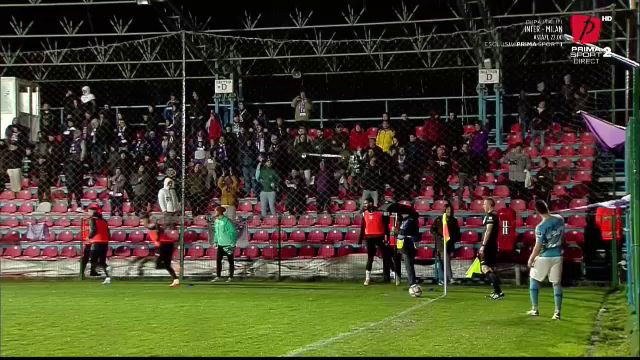Moment de lumea a treia petrecut în Cupa României! Un fan a vrut să-i bage un băț în ureche unui jucător_11