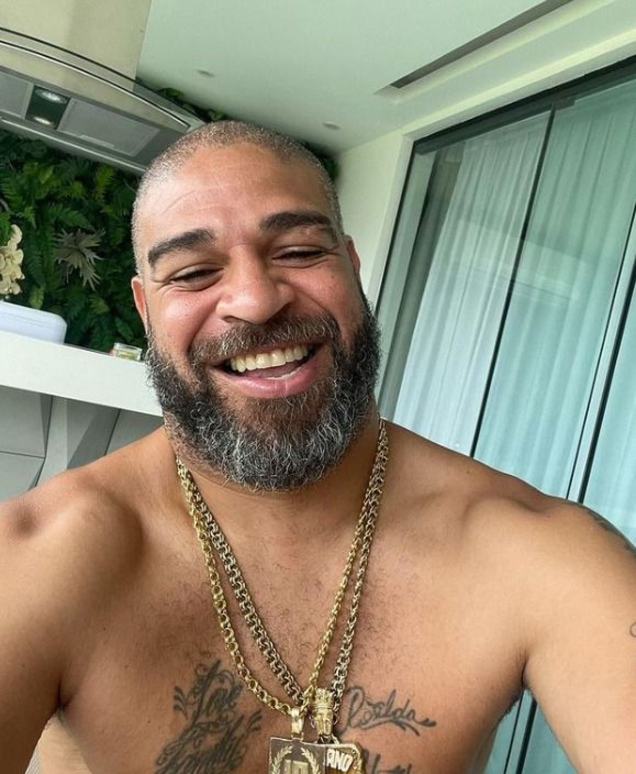 Ce face și cum arată acum „Împăratul” Adriano, la o lună după ce a fost filmat beat pe scuter într-o favelă din Rio_3