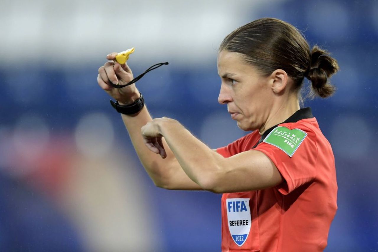 Cine e Stephanie Frappart, prima femeie care va oficia la centru finala Cupei Franței_5