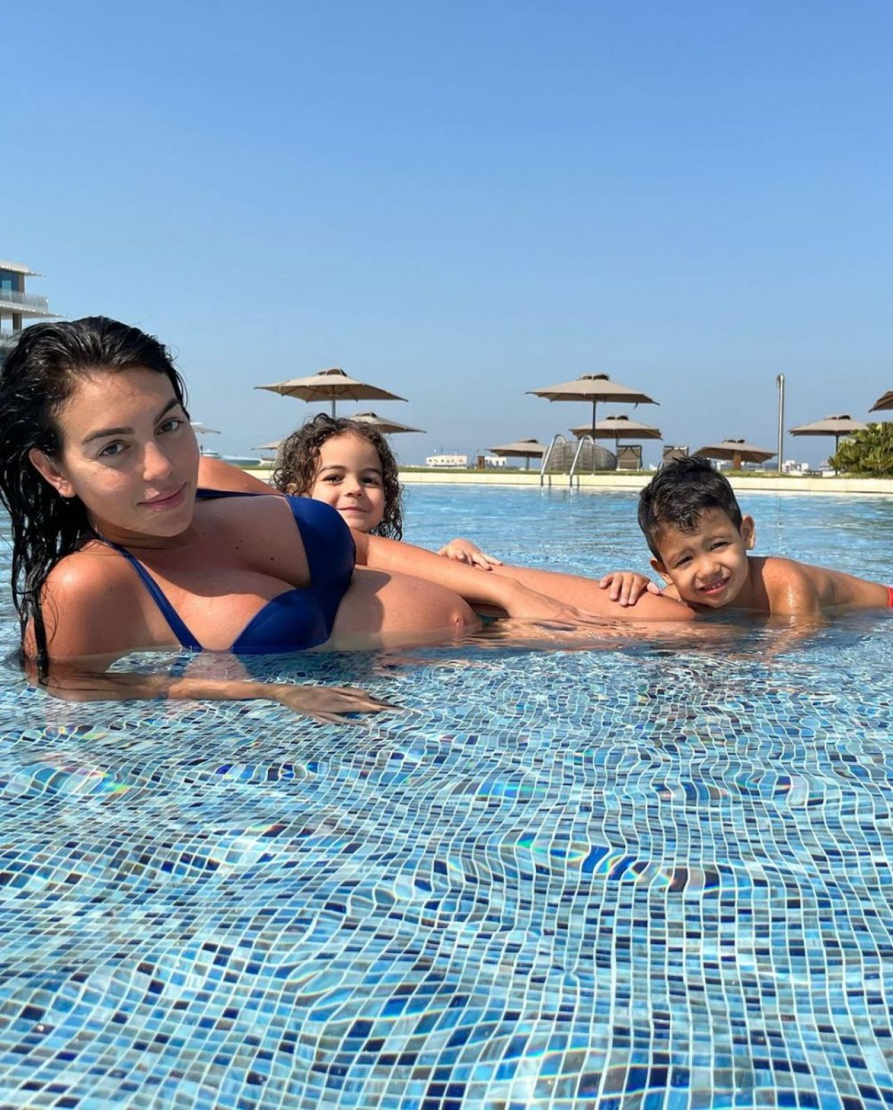 Prima imagine cu fiica lui Cristiano Ronaldo. Starul portughez s-a fotografiat alături de Georgina și cei cinci copii_23