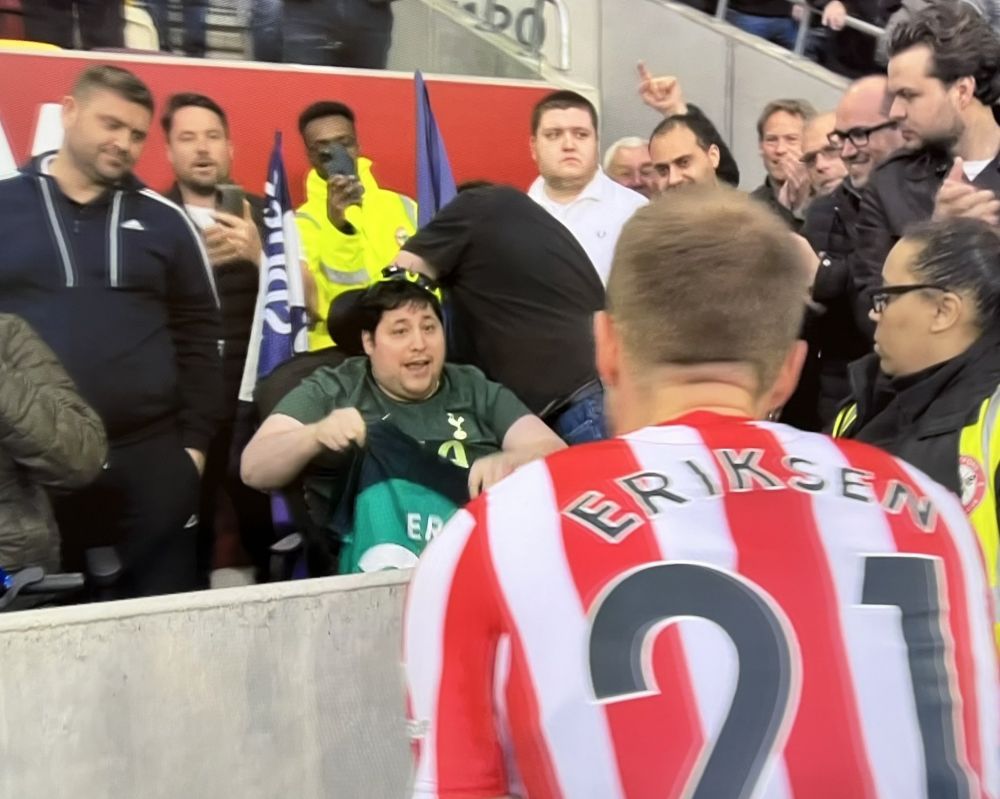 Gestul superb făcut de Christian Eriksen pentru un suporter al lui Tottenham. A fost aplaudat de un întreg stadion _3