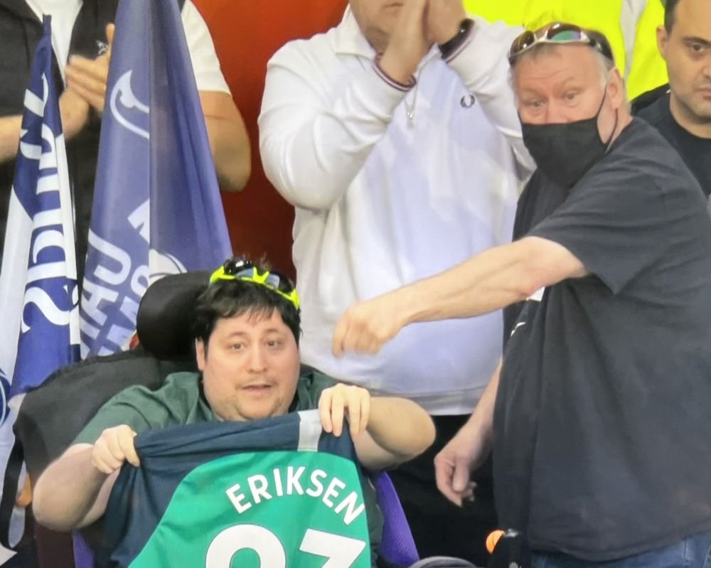 Gestul superb făcut de Christian Eriksen pentru un suporter al lui Tottenham. A fost aplaudat de un întreg stadion _4