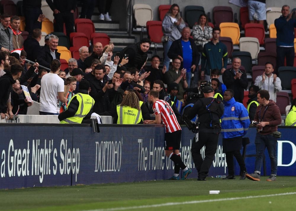 Gestul superb făcut de Christian Eriksen pentru un suporter al lui Tottenham. A fost aplaudat de un întreg stadion _8