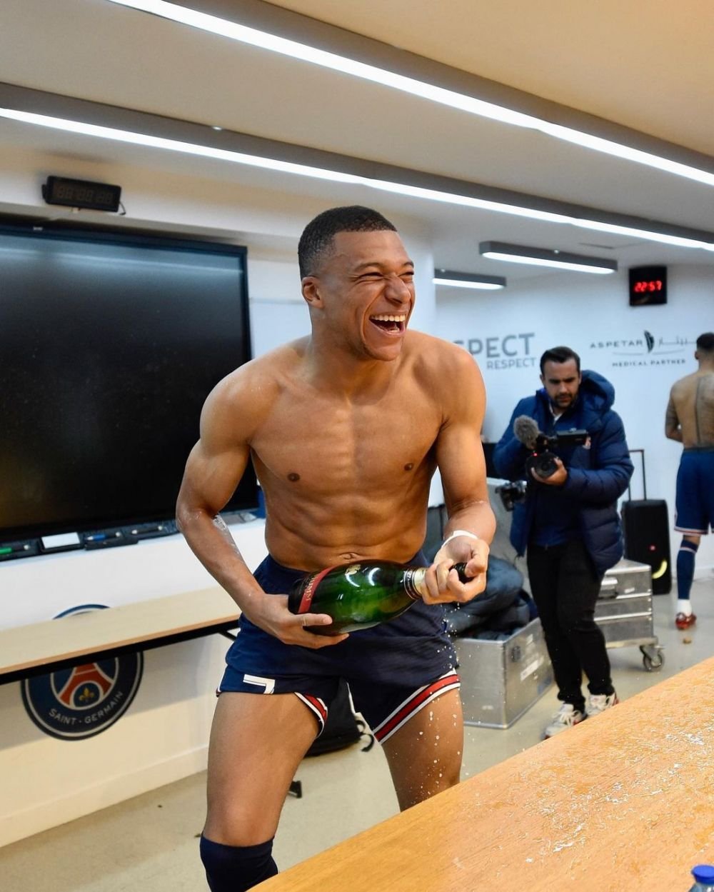 Discreție pe teren, nebunie în vestiar! Cum au sărbătorit starurile de la PSG câștigarea celui de-al zecelea titlu în Ligue 1_3