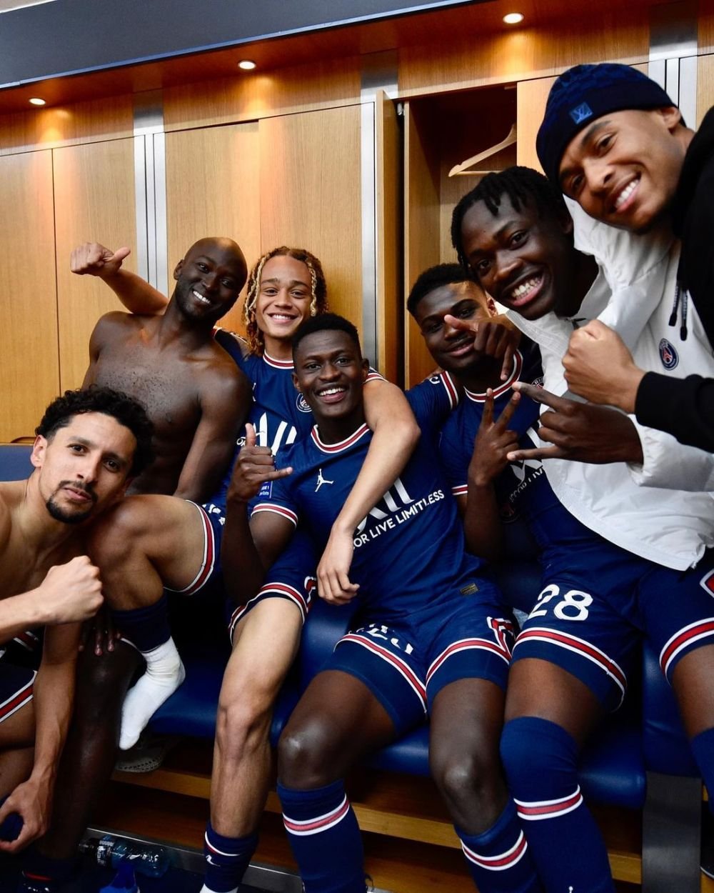 Discreție pe teren, nebunie în vestiar! Cum au sărbătorit starurile de la PSG câștigarea celui de-al zecelea titlu în Ligue 1_7