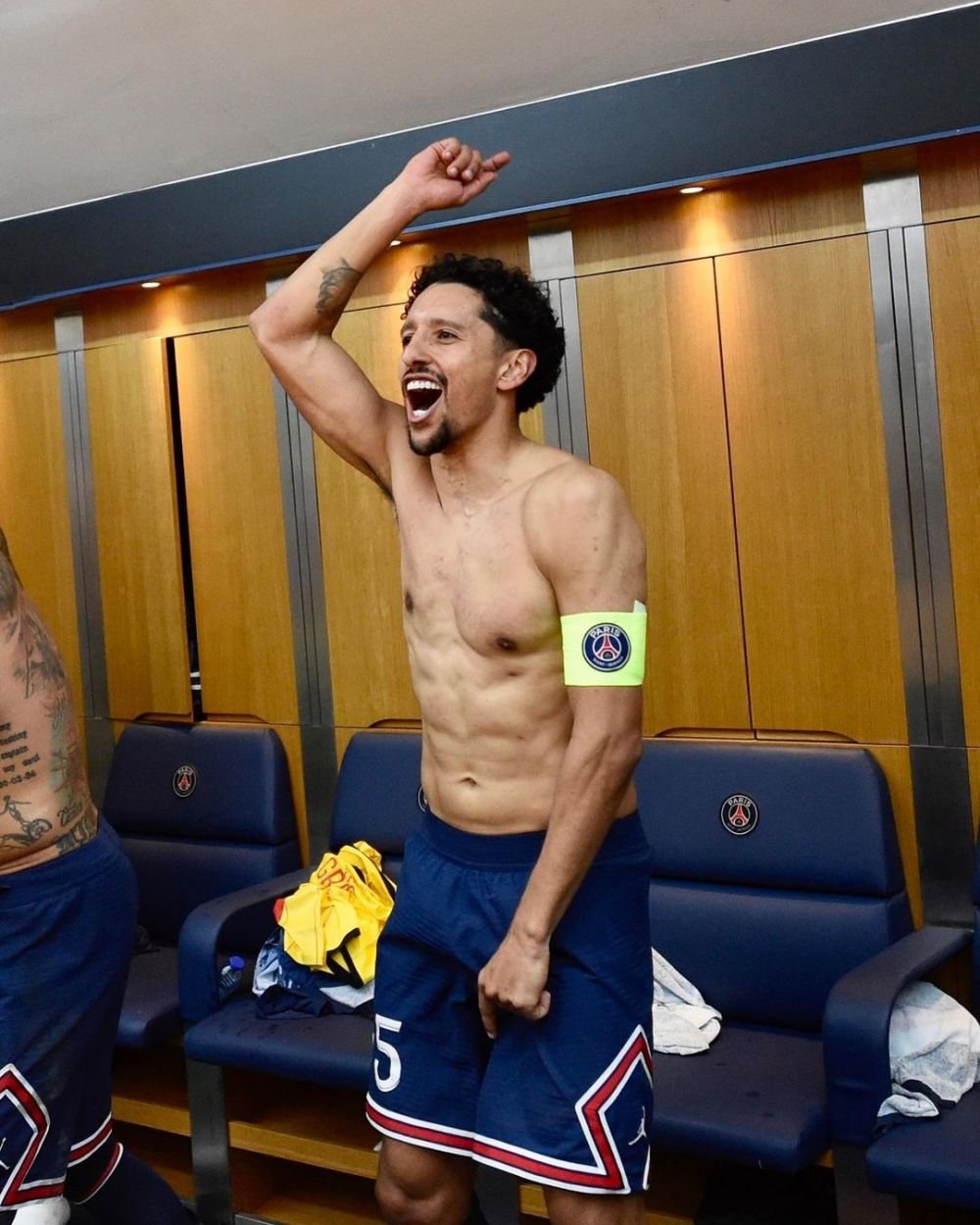 Discreție pe teren, nebunie în vestiar! Cum au sărbătorit starurile de la PSG câștigarea celui de-al zecelea titlu în Ligue 1_9