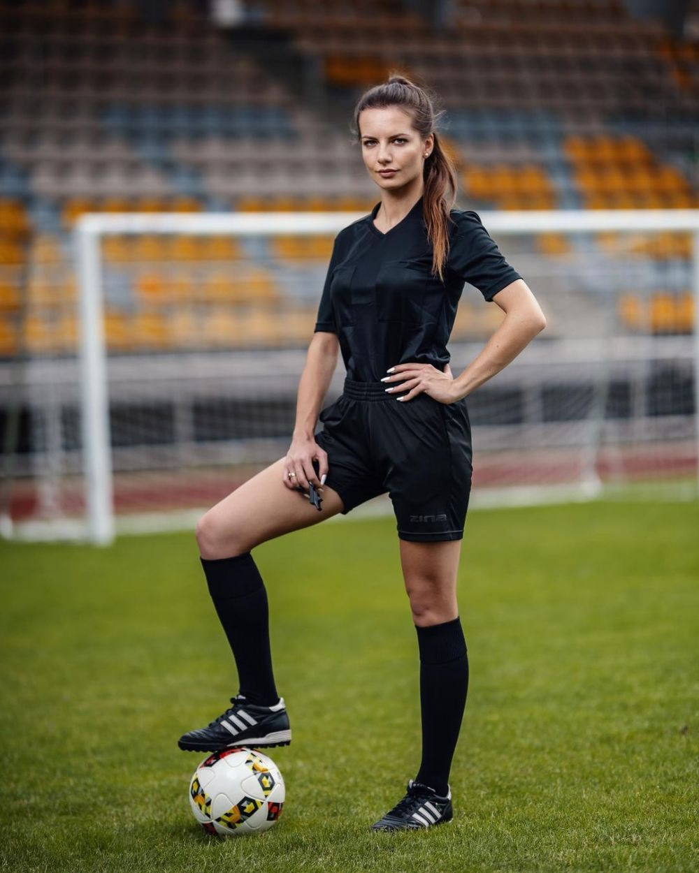 Cea mai sexy arbitru a revenit pe teren după o pauză de regăsire. Cum arată Karolina Bojar_9