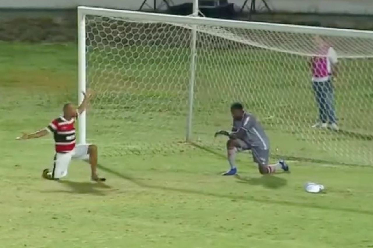 Suporterul care nu a mai suportat ce se întâmplă pe teren. A intrat în poartă și i-a arătat goalkeeper-ului cum se apără o minge_1