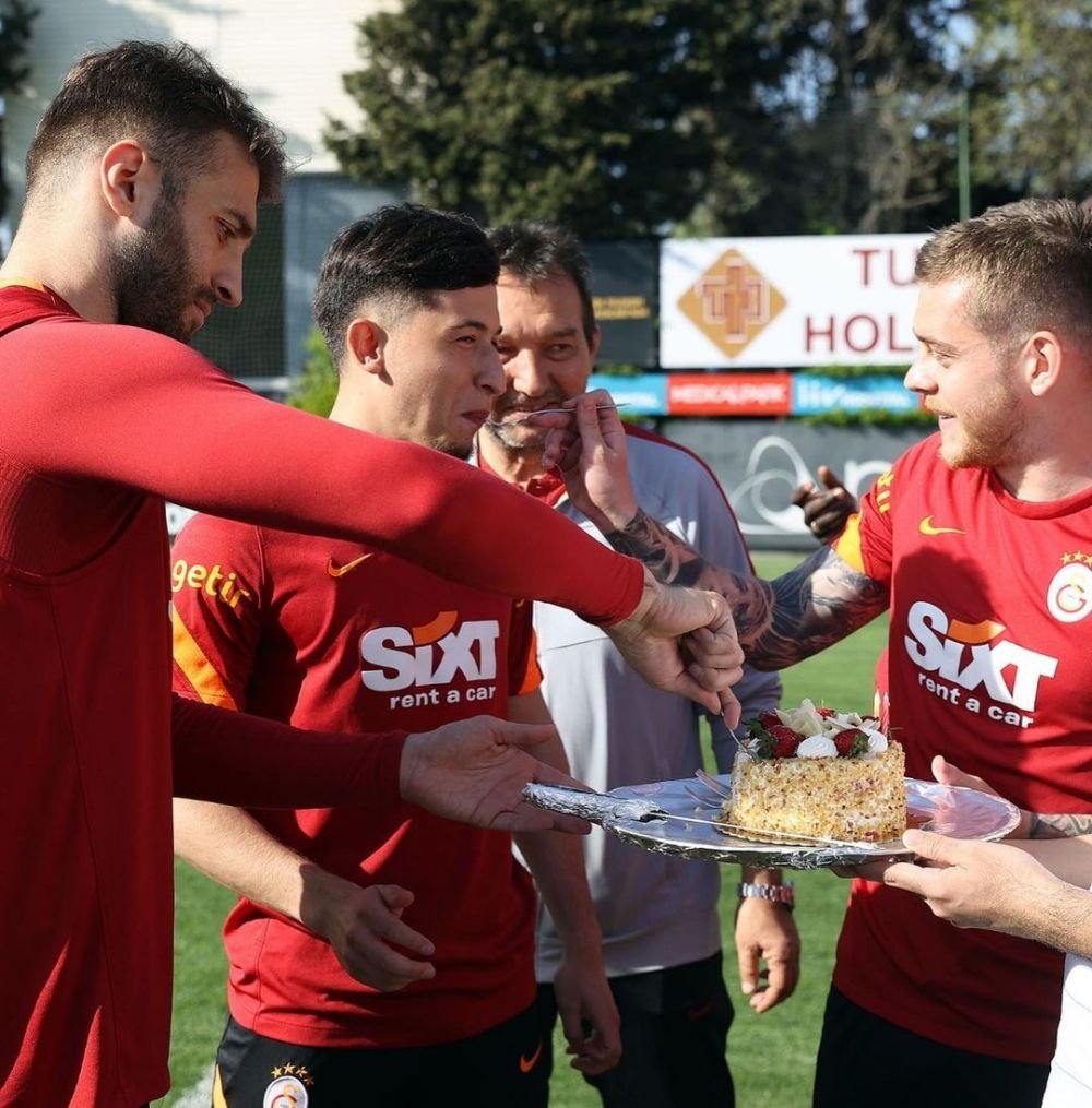 Iubita lui Olimpiu Moruțan, prezentă alături de fotbalist de ziua lui. Cum a fost sărbătorit rom&acirc;nul la antrenament&nbsp;