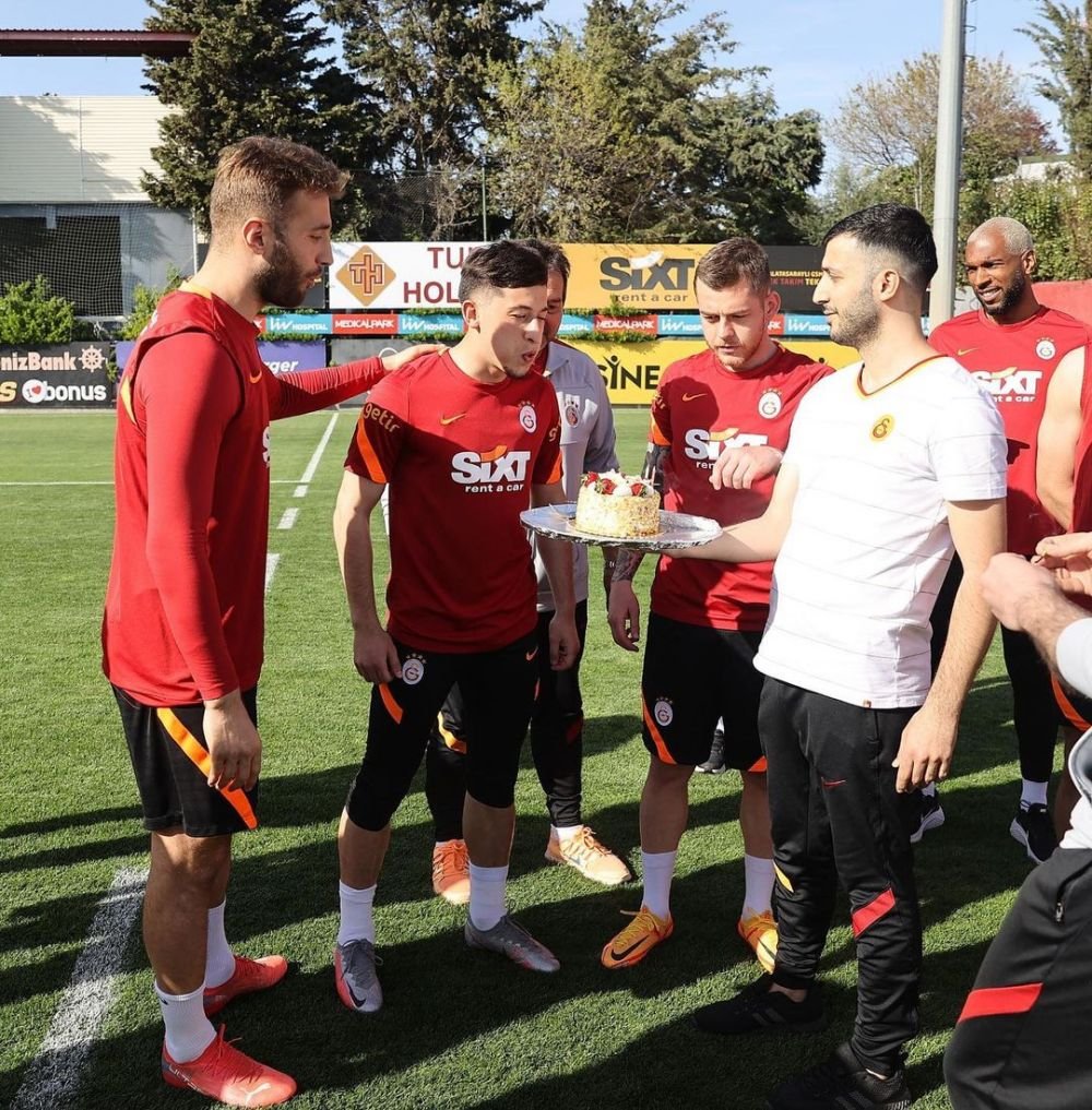 Iubita lui Olimpiu Moruțan, prezentă alături de fotbalist de ziua lui. Cum a fost sărbătorit românul la antrenament _2