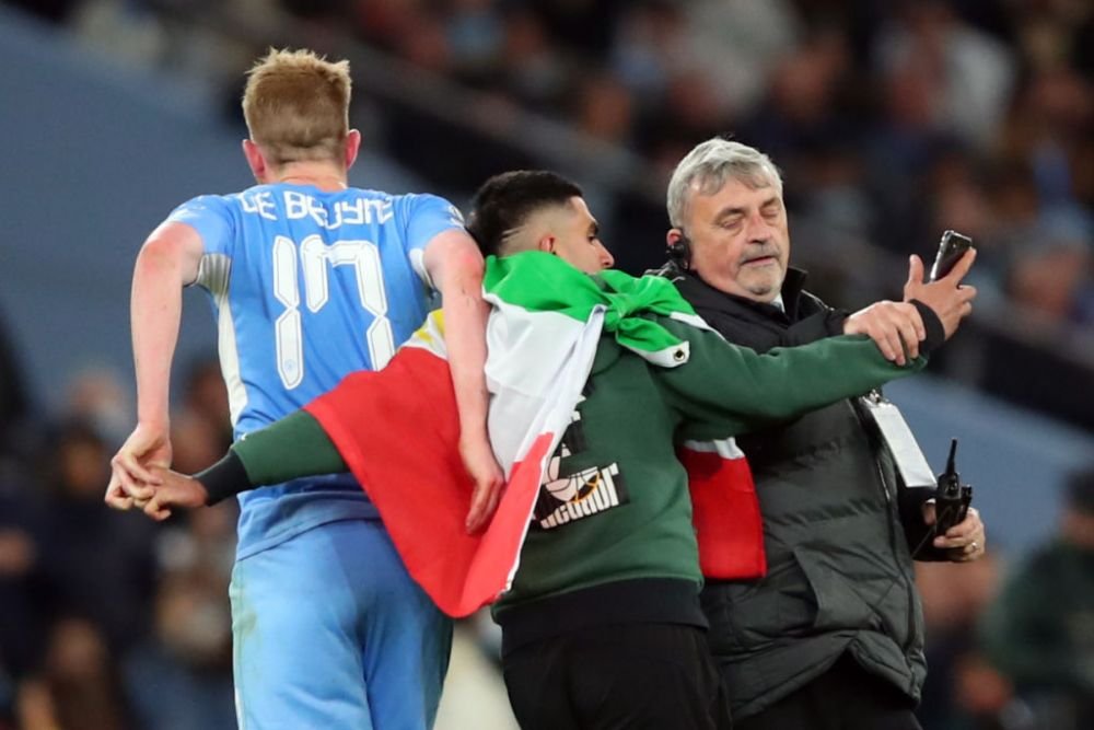 De Bruyne, favoritul suporterilor lui Manchester City! Doi fani au intrat pe teren și s-au dus direct la starul belgian. Ce a urmat_2