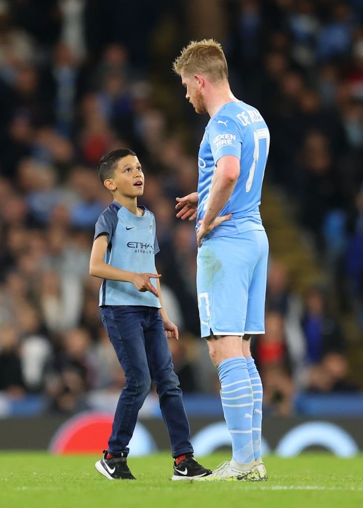 De Bruyne, favoritul suporterilor lui Manchester City! Doi fani au intrat pe teren și s-au dus direct la starul belgian. Ce a urmat_3