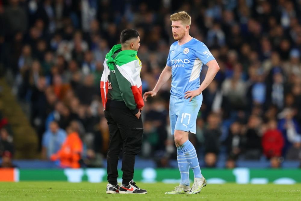 De Bruyne, favoritul suporterilor lui Manchester City! Doi fani au intrat pe teren și s-au dus direct la starul belgian. Ce a urmat_4