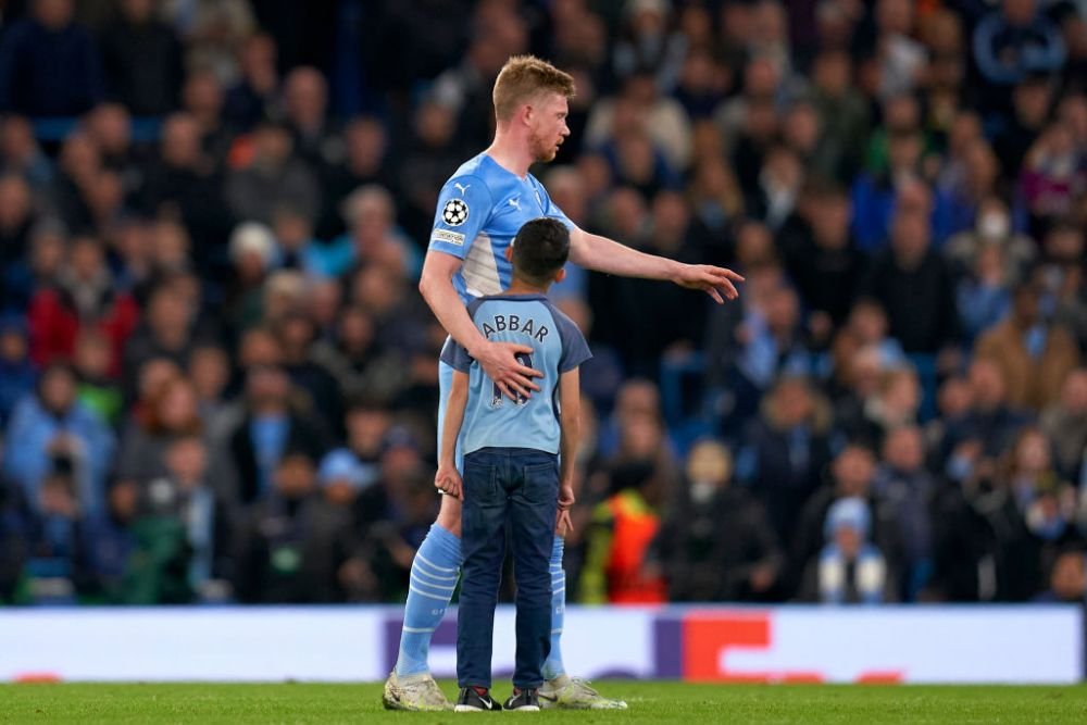 De Bruyne, favoritul suporterilor lui Manchester City! Doi fani au intrat pe teren și s-au dus direct la starul belgian. Ce a urmat_5