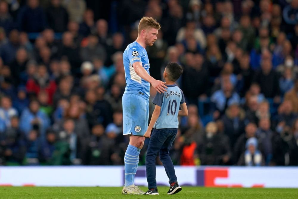 De Bruyne, favoritul suporterilor lui Manchester City! Doi fani au intrat pe teren și s-au dus direct la starul belgian. Ce a urmat_6