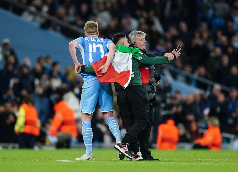 De Bruyne, favoritul suporterilor lui Manchester City! Doi fani au intrat pe teren și s-au dus direct la starul belgian. Ce a urmat_7