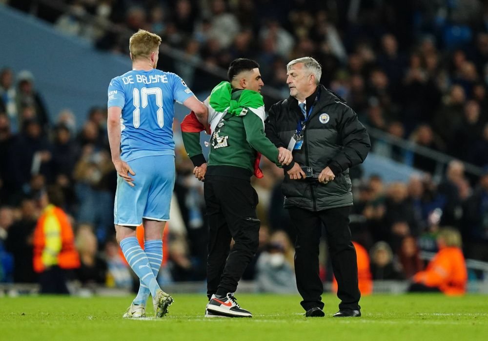 De Bruyne, favoritul suporterilor lui Manchester City! Doi fani au intrat pe teren și s-au dus direct la starul belgian. Ce a urmat_8