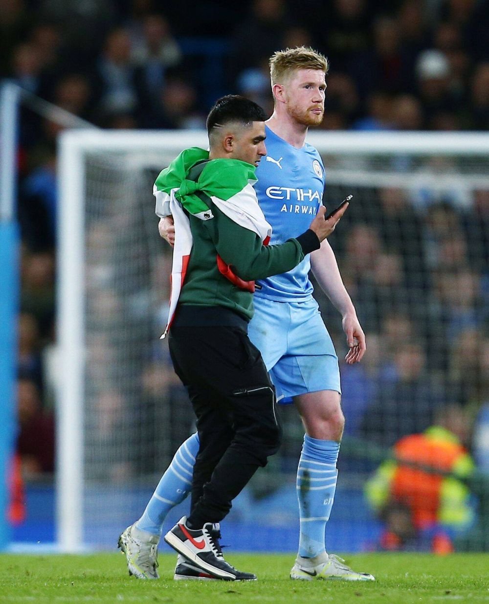 De Bruyne, favoritul suporterilor lui Manchester City! Doi fani au intrat pe teren și s-au dus direct la starul belgian. Ce a urmat_9