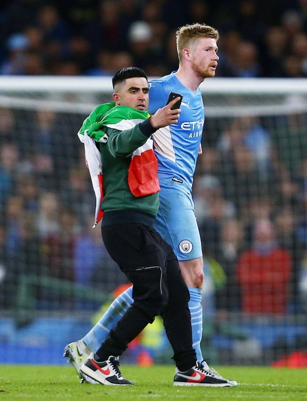 De Bruyne, favoritul suporterilor lui Manchester City! Doi fani au intrat pe teren și s-au dus direct la starul belgian. Ce a urmat_10