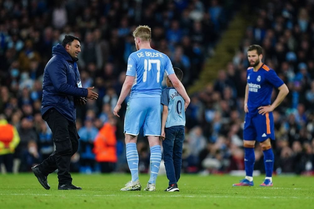 De Bruyne, favoritul suporterilor lui Manchester City! Doi fani au intrat pe teren și s-au dus direct la starul belgian. Ce a urmat_11
