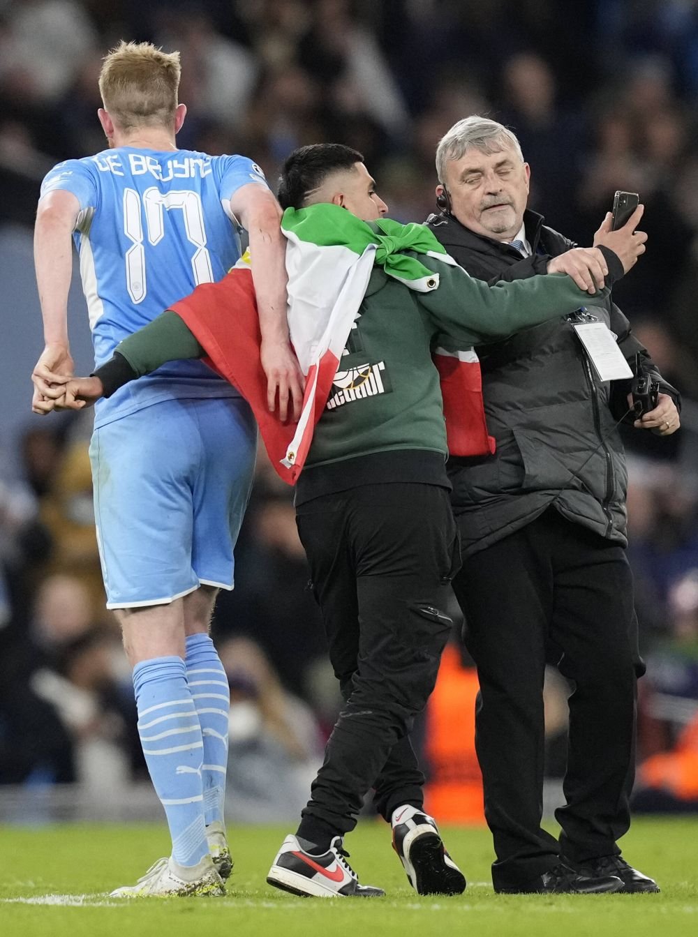 De Bruyne, favoritul suporterilor lui Manchester City! Doi fani au intrat pe teren și s-au dus direct la starul belgian. Ce a urmat_12