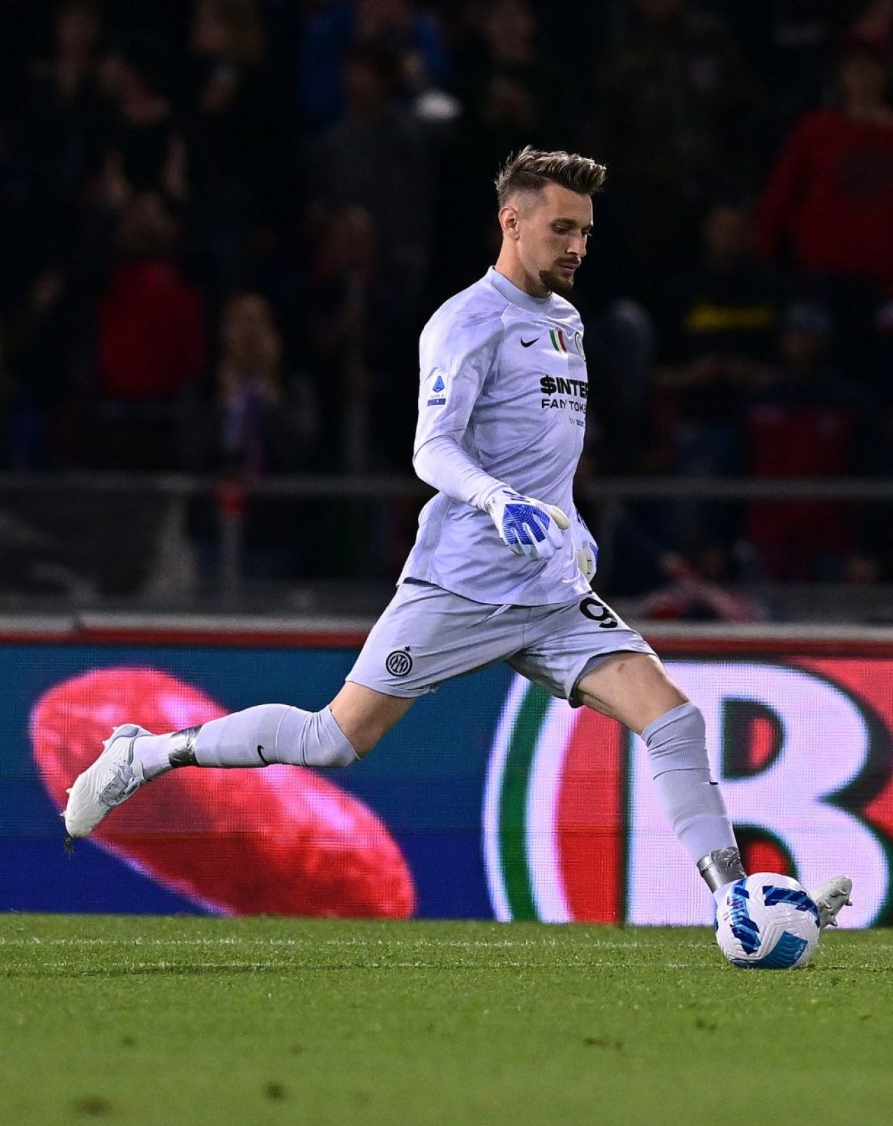 Gafă uriașă a lui Ionuț Radu în Bologna - Inter! A dat pe lângă minge, iar nerazzurrii pot pierde titlul_6