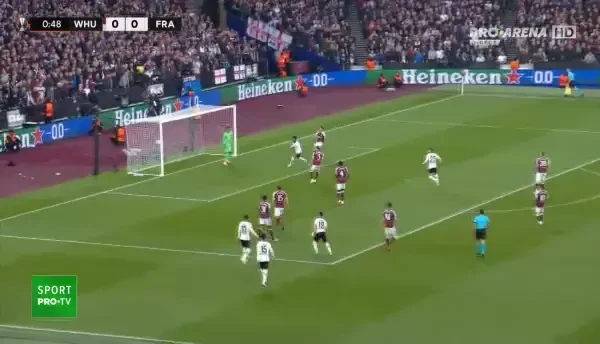 West Ham - Eintracht Frankfurt 0-1! După un atac &icirc;n flancul st&acirc;ng, Borre primește &icirc;n colțul careului de 16 metri și centrează &icirc;n fața porții de unde Knauff a reluat cu capul &icirc;n poartă