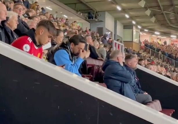Momente emoționante pe Old Trafford! A debutat la 17 ani la United, iar familia lui a izbucnit în lacrimi, în tribune_2