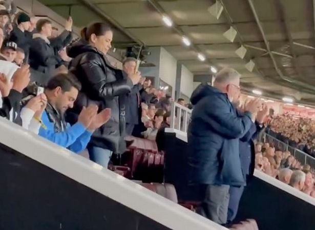 Momente emoționante pe Old Trafford! A debutat la 17 ani la United, iar familia lui a izbucnit în lacrimi, în tribune_3