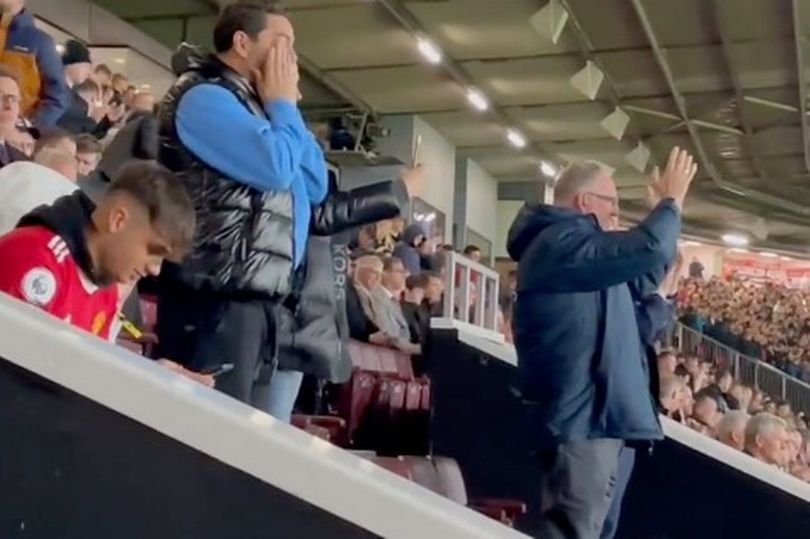 Momente emoționante pe Old Trafford! A debutat la 17 ani la United, iar familia lui a izbucnit în lacrimi, în tribune_4