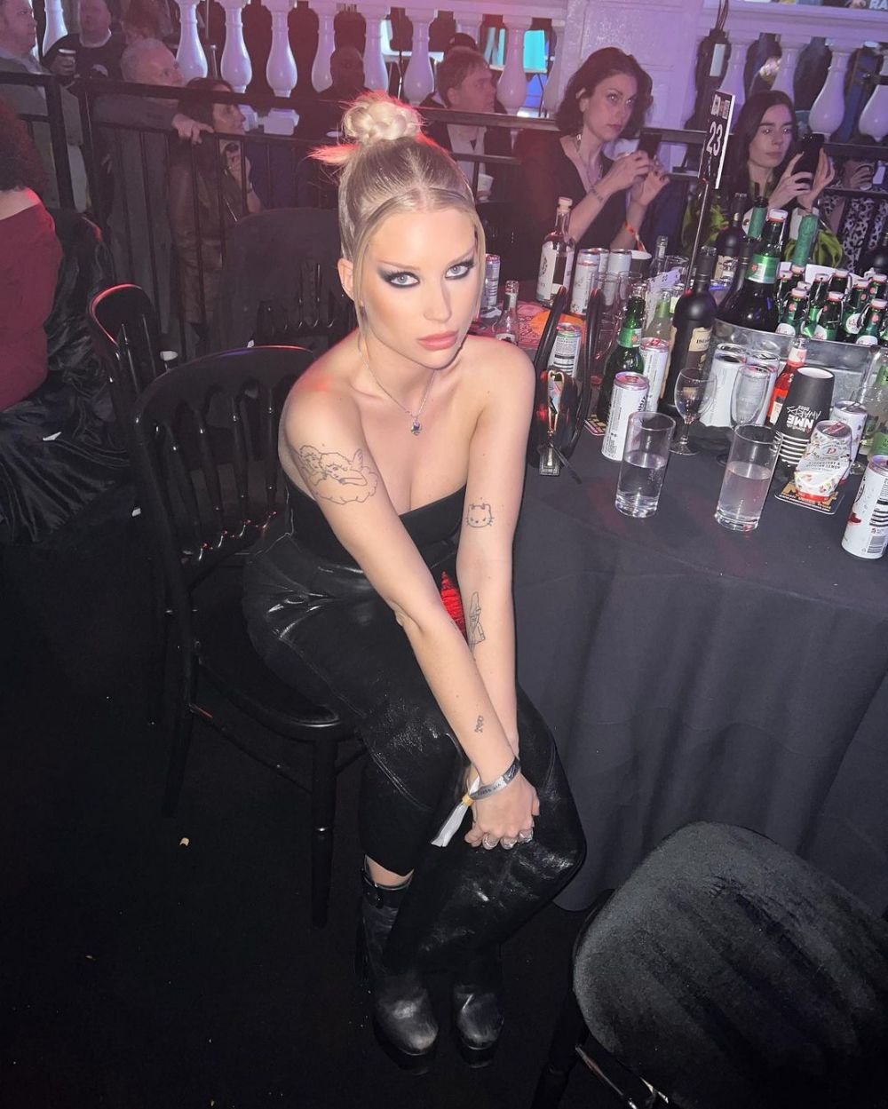 Sora cea mică a unuia dintre cele mai tari modele din lume face senzație cu fotografiile indecente pe care le vinde! Câștigă peste 100.000 de dolari pe lună _19