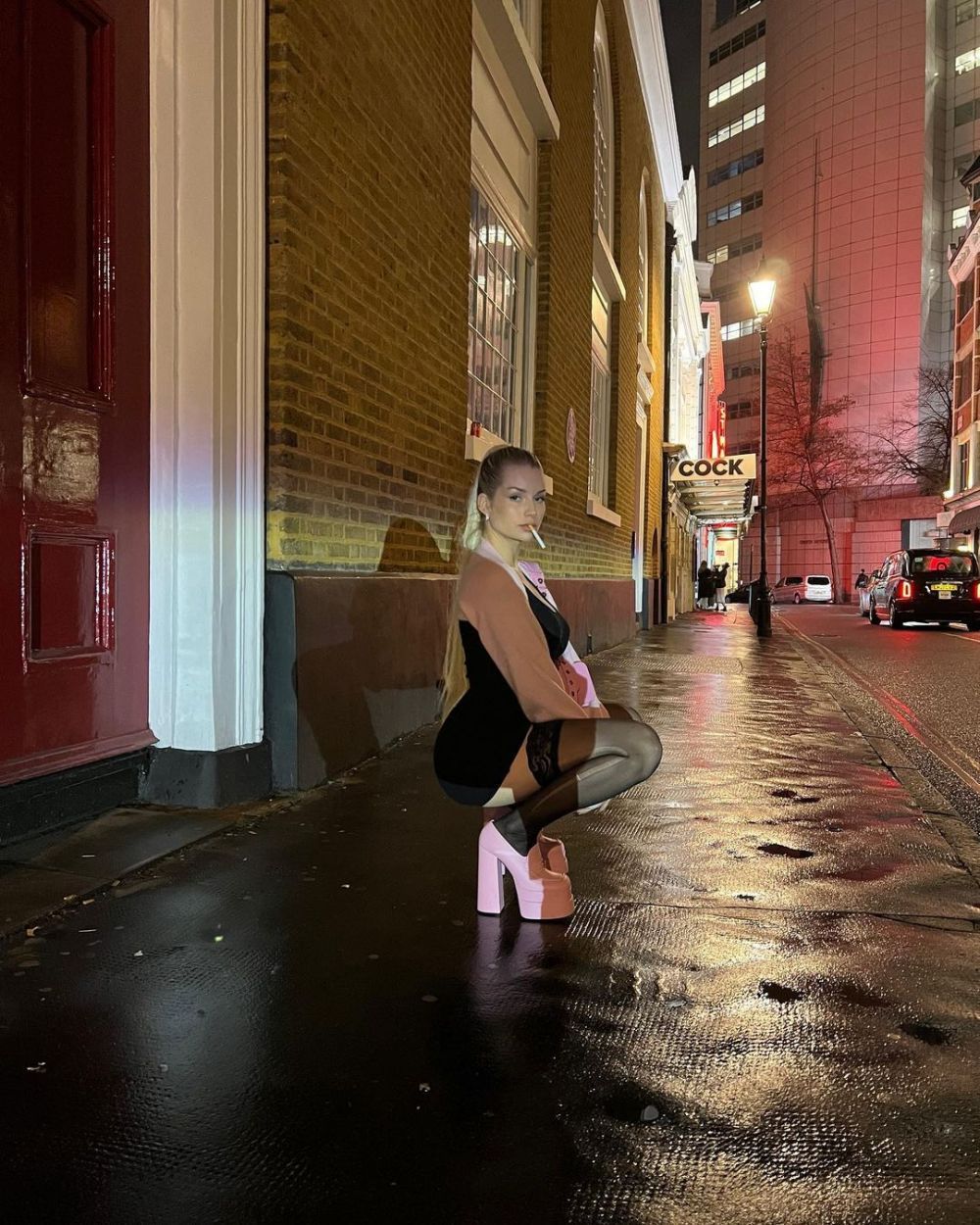 Sora cea mică a unuia dintre cele mai tari modele din lume face senzație cu fotografiile indecente pe care le vinde! Câștigă peste 100.000 de dolari pe lună _22