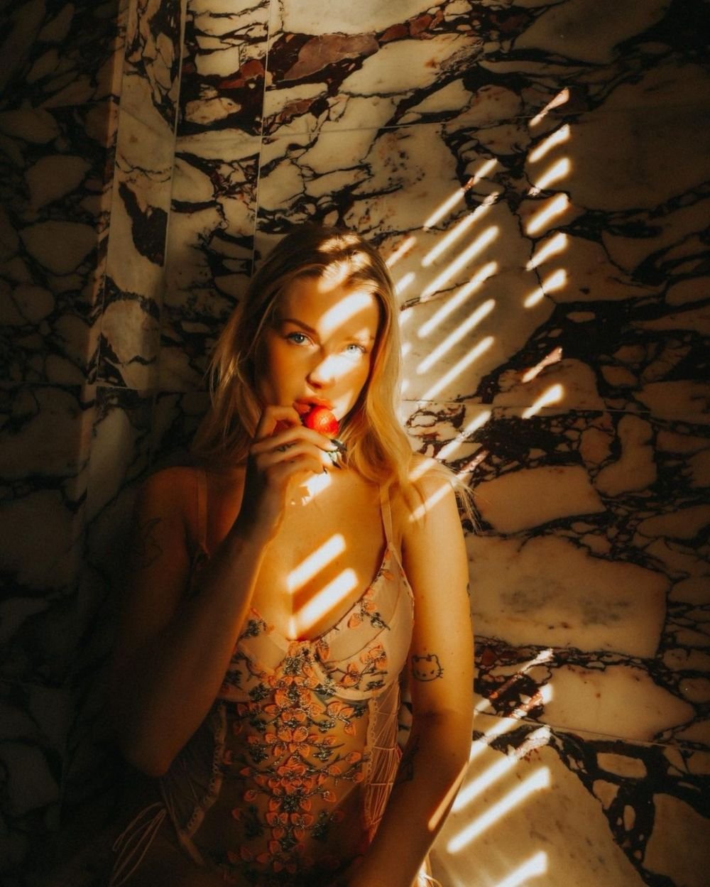 Sora cea mică a unuia dintre cele mai tari modele din lume face senzație cu fotografiile indecente pe care le vinde! Câștigă peste 100.000 de dolari pe lună _23