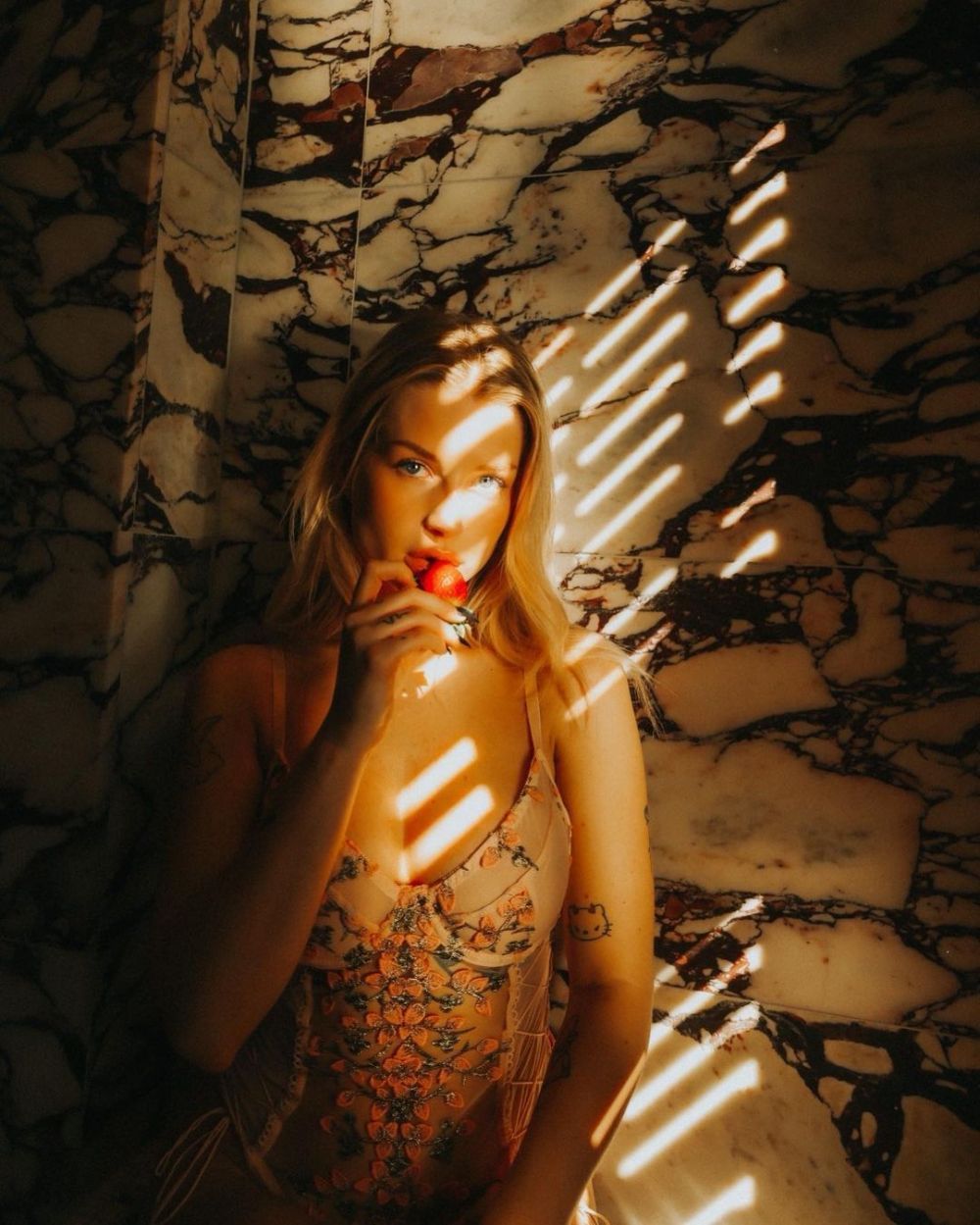 Sora cea mică a unuia dintre cele mai tari modele din lume face senzație cu fotografiile indecente pe care le vinde! Câștigă peste 100.000 de dolari pe lună _23