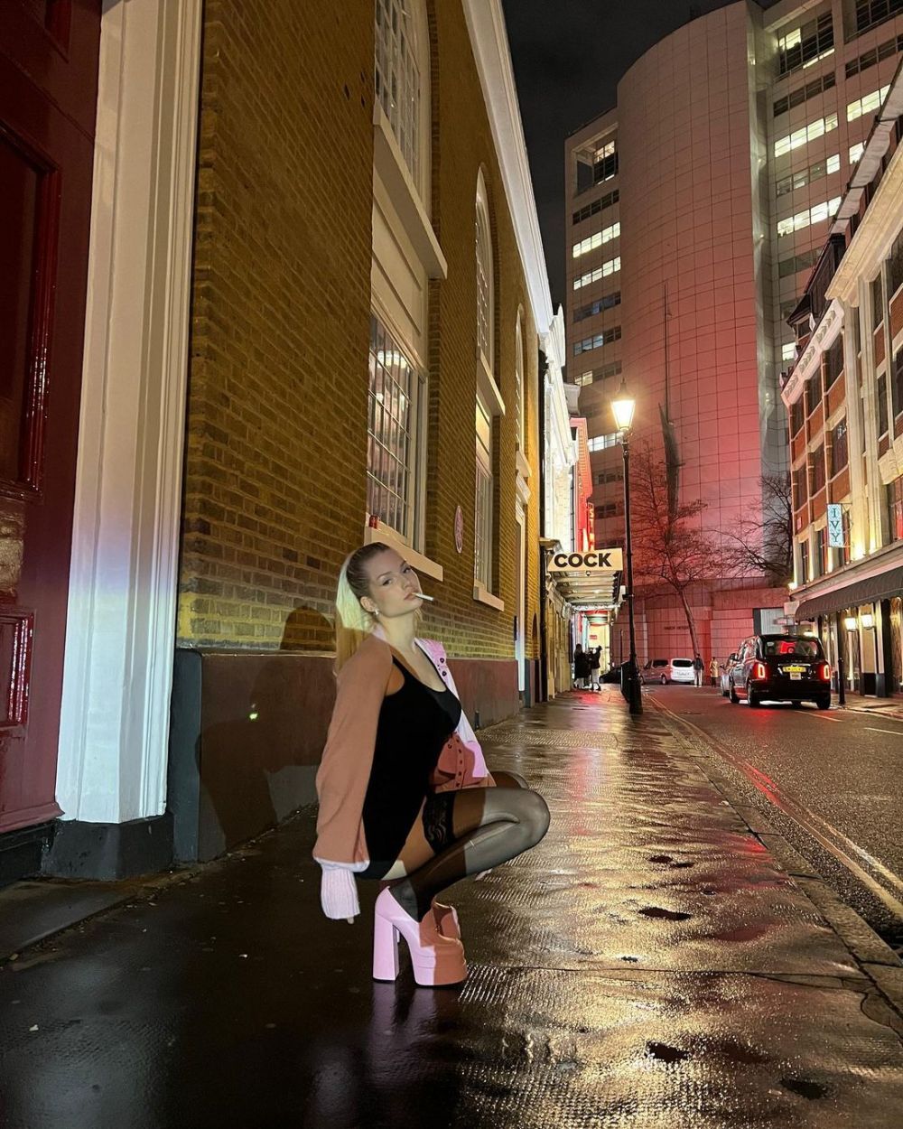 Sora cea mică a unuia dintre cele mai tari modele din lume face senzație cu fotografiile indecente pe care le vinde! Câștigă peste 100.000 de dolari pe lună _24