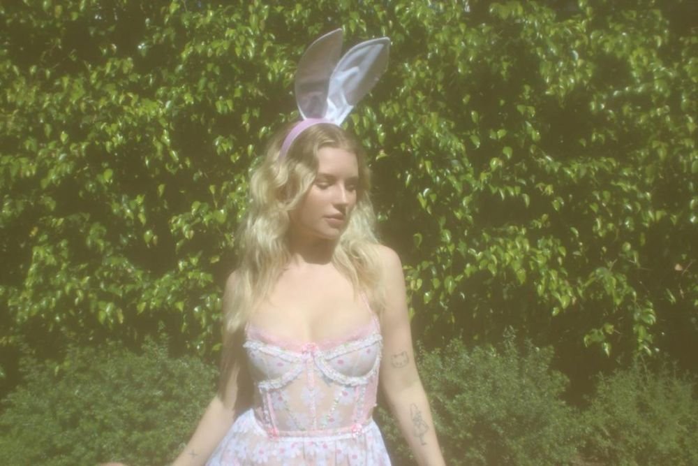 Sora cea mică a unuia dintre cele mai tari modele din lume face senzație cu fotografiile indecente pe care le vinde! Câștigă peste 100.000 de dolari pe lună _39