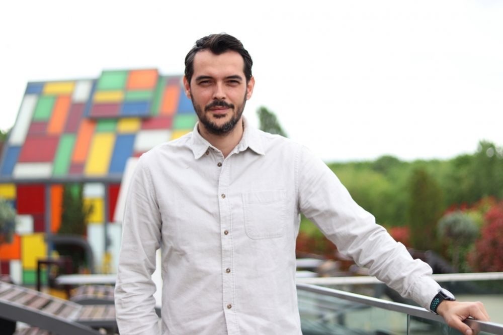 A fost fotbalist, iar acum este unul dintre cei mai apreciați actori de reclame din România! _6