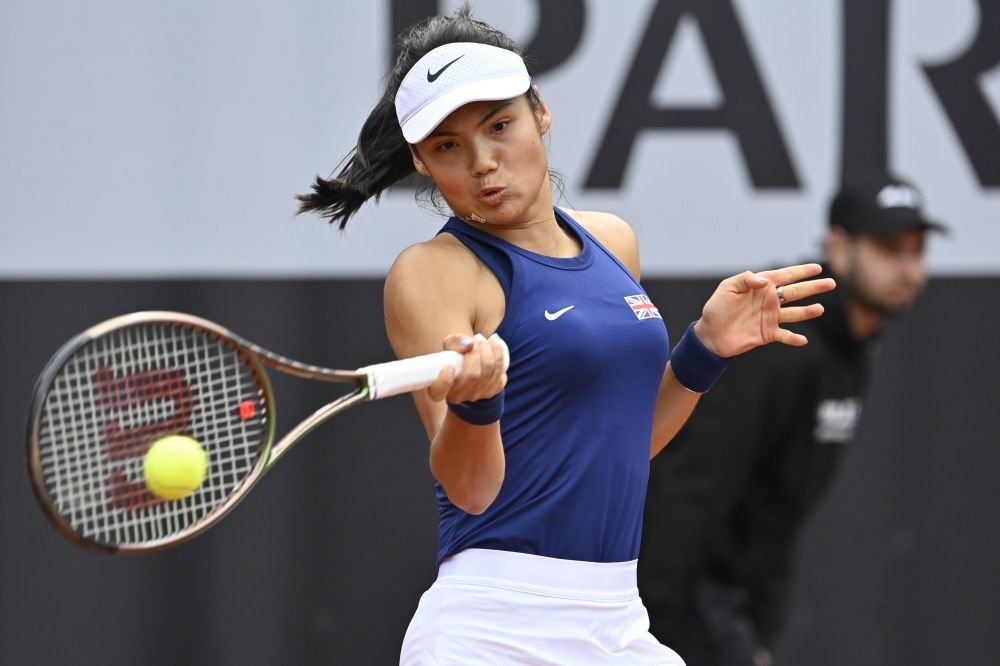 Emma Răducanu, debut spulberător la Madrid: a învins-o pe Tereza Martincova cu 6-0 în setul final _4