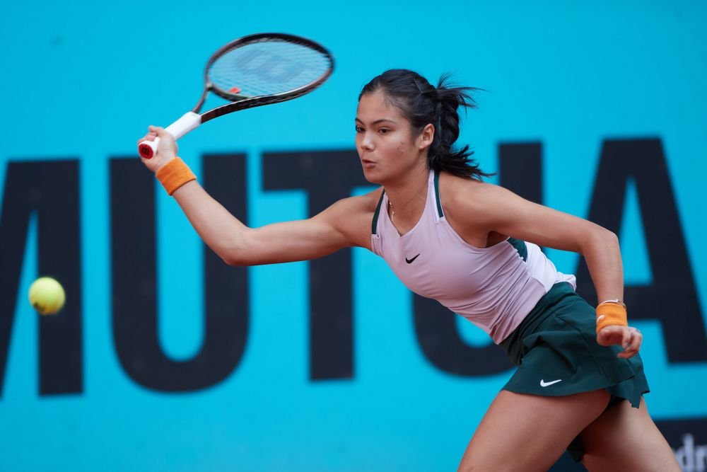 Emma Răducanu, debut spulberător la Madrid: a învins-o pe Tereza Martincova cu 6-0 în setul final _15