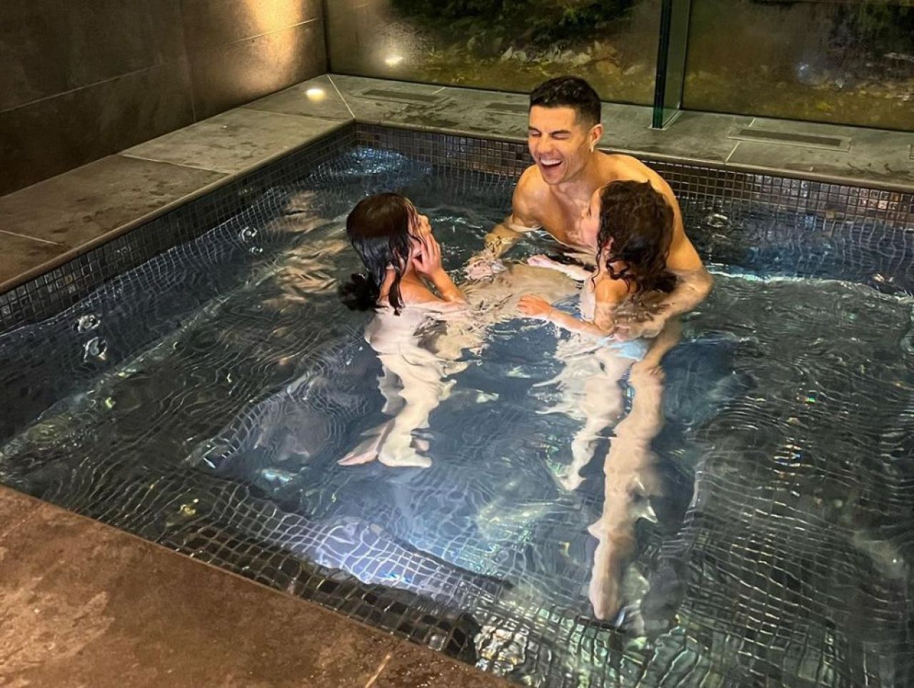 Cristiano Ronaldo le-a prezentat fanilor noul membru al familiei! Postarea a strâns peste 7 milioane de aprecieri în 2 ore _15