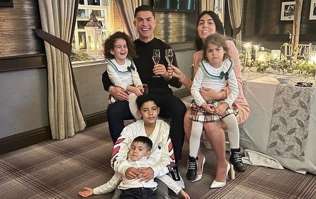 Cristiano Ronaldo le-a prezentat fanilor noul membru al familiei! Postarea a strâns peste 7 milioane de aprecieri în 2 ore _22