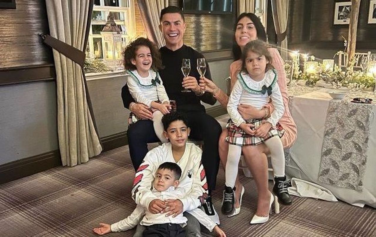 Cristiano Ronaldo le-a prezentat fanilor noul membru al familiei! Postarea a strâns peste 7 milioane de aprecieri în 2 ore _22