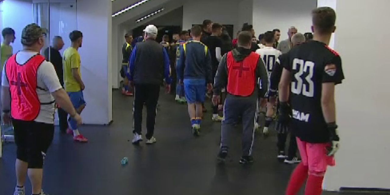 Adrian Mihalcea acuză că a fost lovit de jucătorii lui U Cluj: