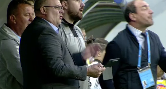 Fază incredibilă în Liga 1! Portarul de la UTA, călcat de Bauza, dar sancționat. Ionuț Badea i-a cerut arbitrului să revadă faza pe tabletă_2