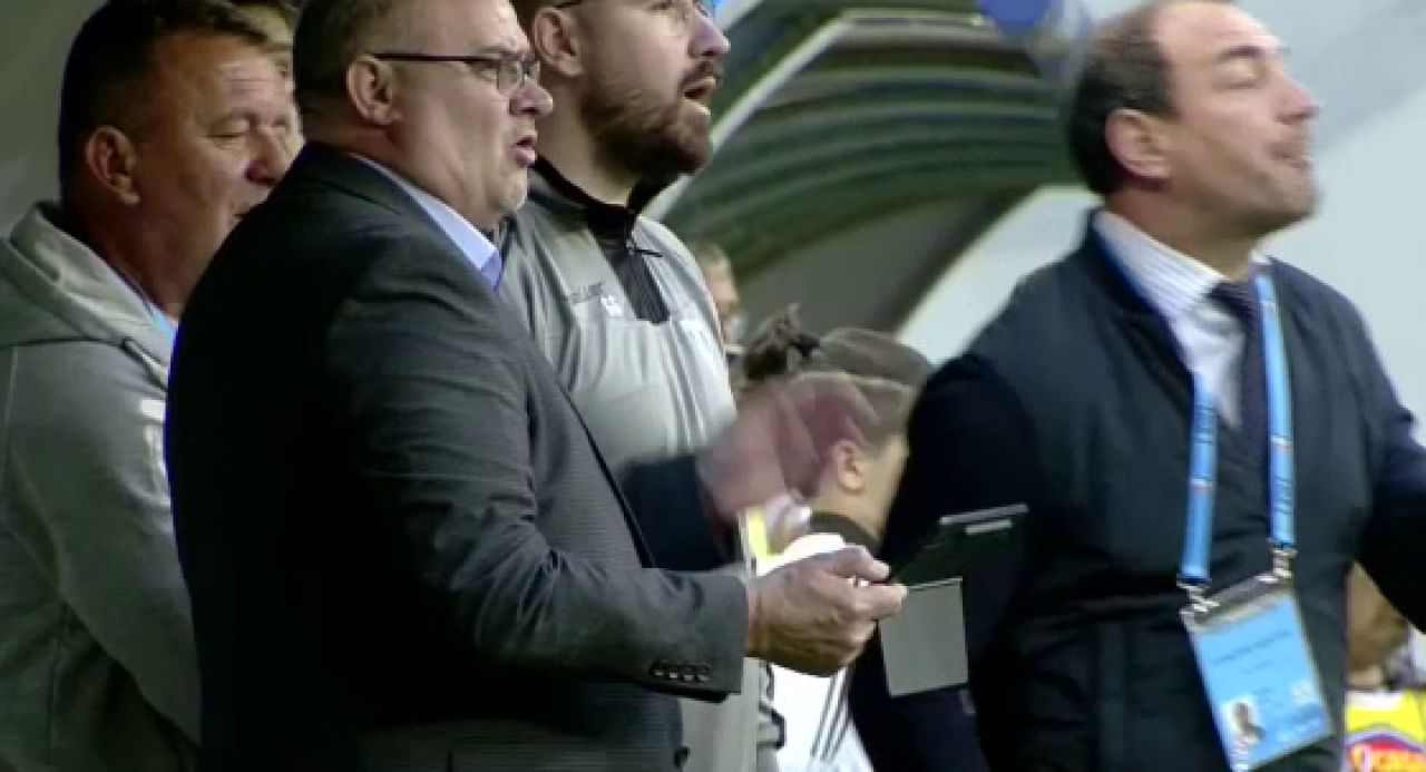 Fază incredibilă în Liga 1! Portarul de la UTA, călcat de Bauza, dar sancționat. Ionuț Badea i-a cerut arbitrului să revadă faza pe tabletă_2