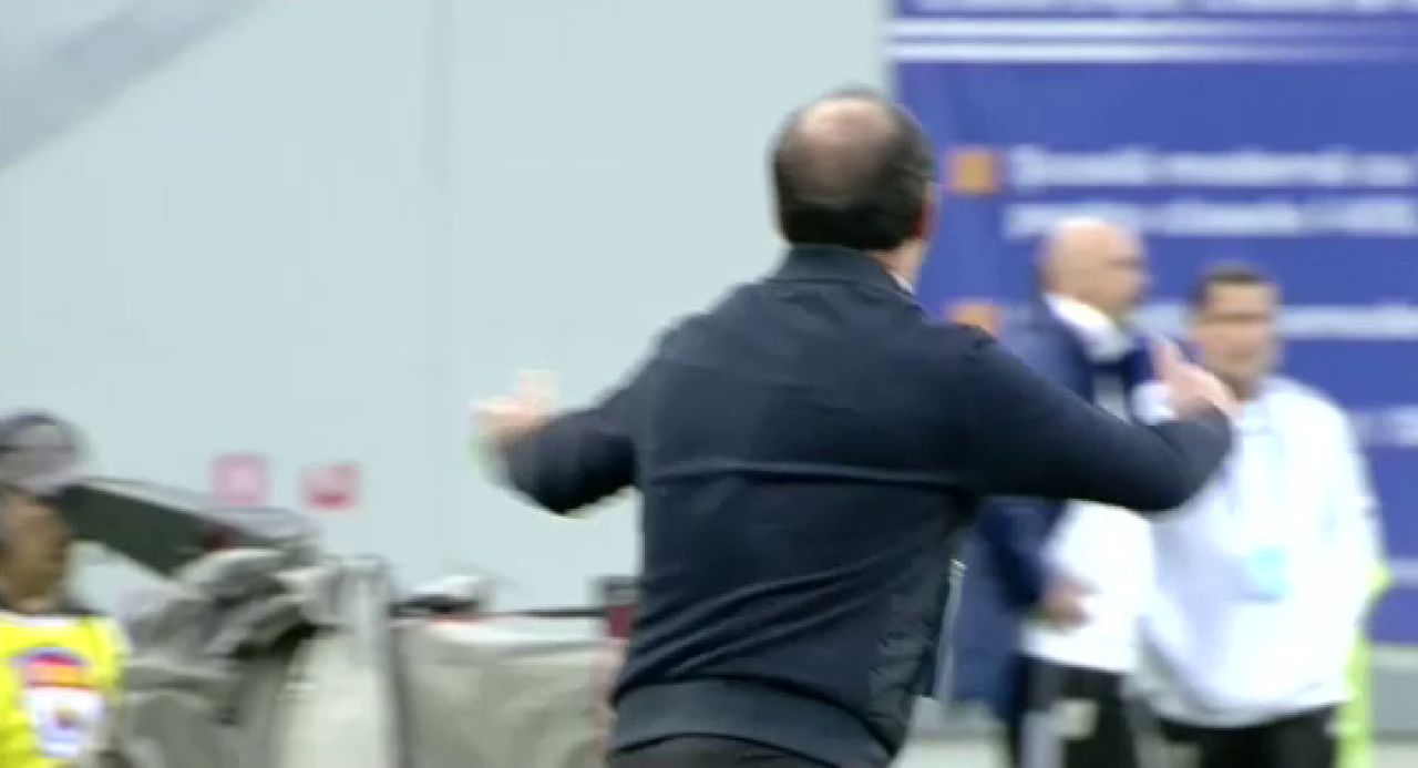 Fază incredibilă în Liga 1! Portarul de la UTA, călcat de Bauza, dar sancționat. Ionuț Badea i-a cerut arbitrului să revadă faza pe tabletă_3