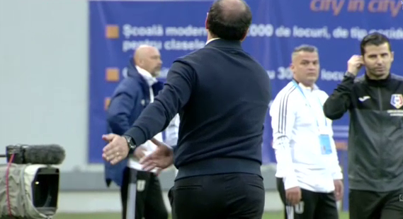 Fază incredibilă în Liga 1! Portarul de la UTA, călcat de Bauza, dar sancționat. Ionuț Badea i-a cerut arbitrului să revadă faza pe tabletă_4
